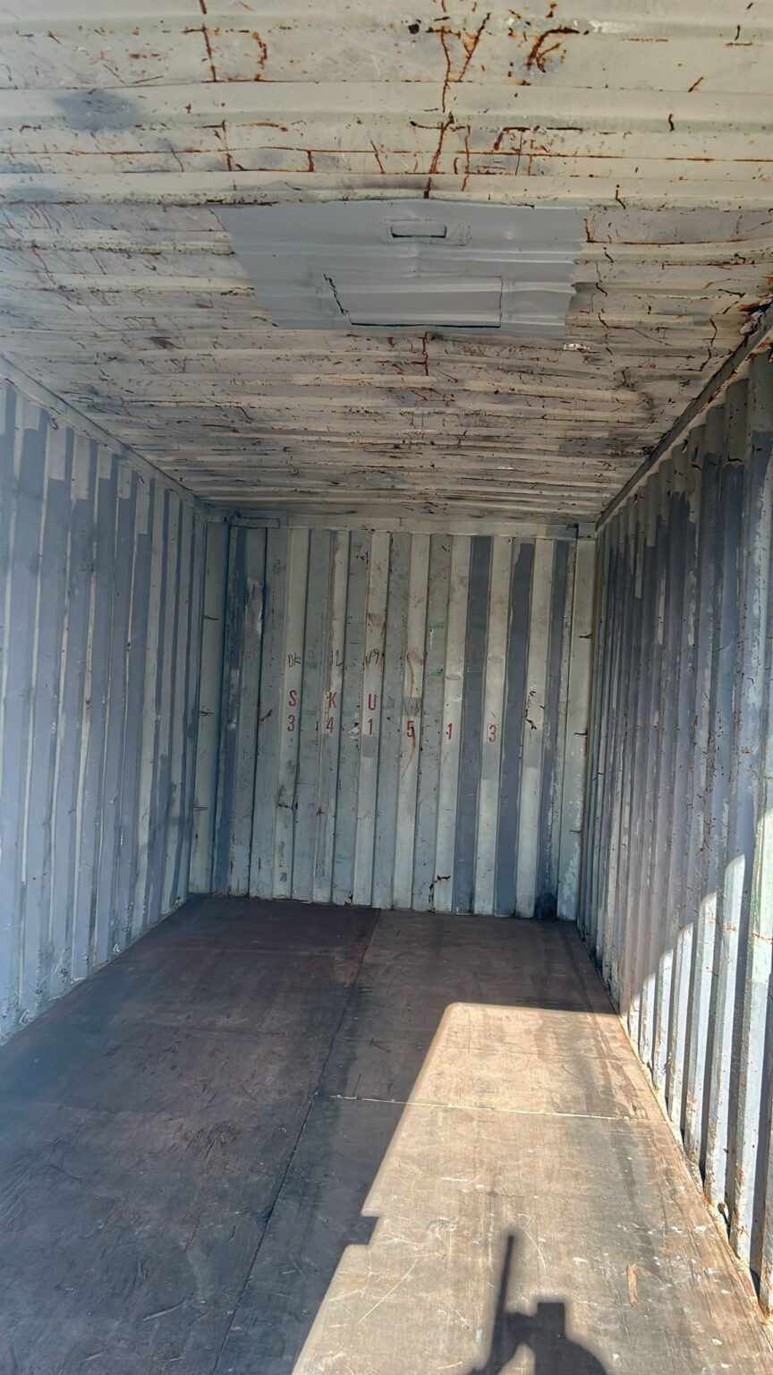 Transporte y descarga de contenedores marítimos en Almería